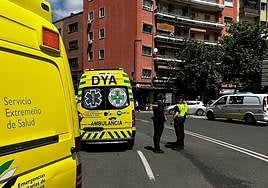 Ambulancias en la plaza de América de Cáceres, donde ha resultado herido un motorista.