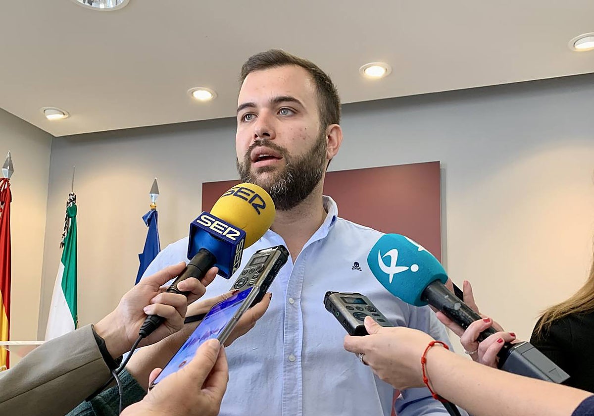 Luis Salaya atiende a los medios en el Ayuntamiento.