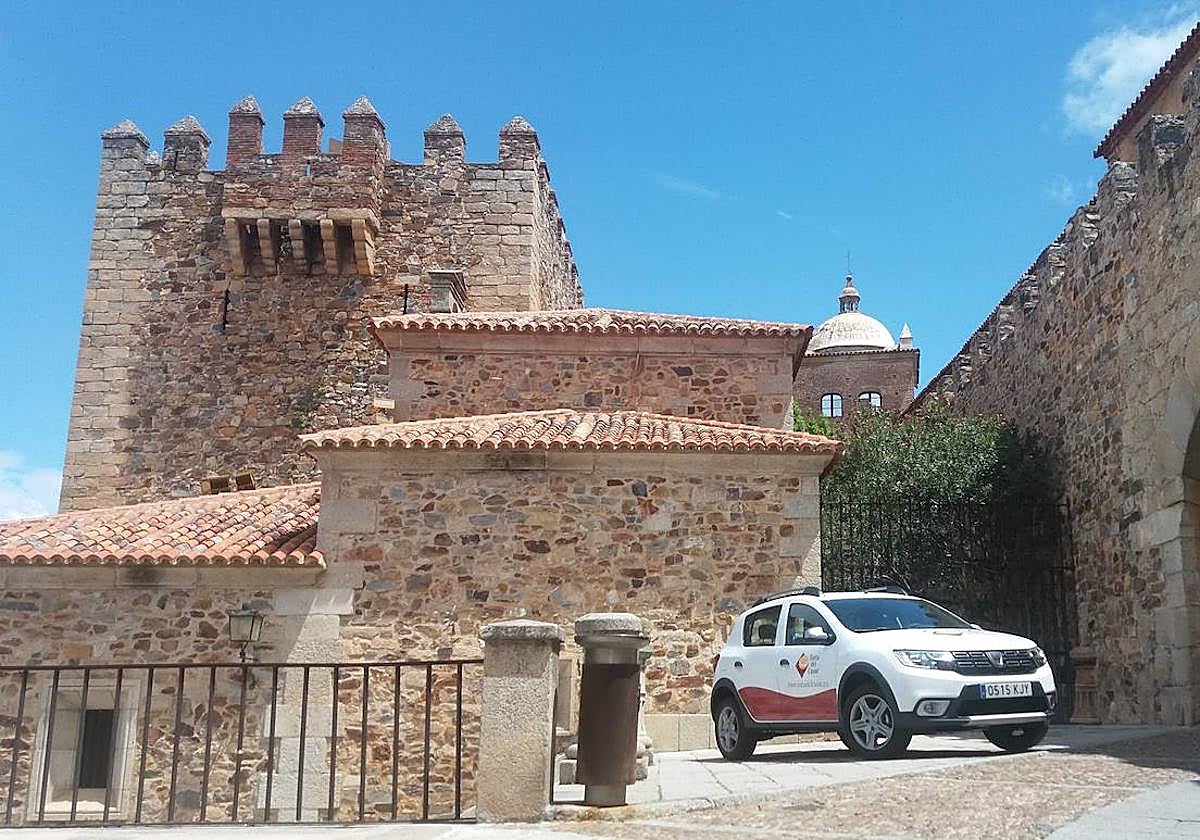 Vehículo de la D.O.P. Torta del Casar en el conjunto monumental de Cáceres.