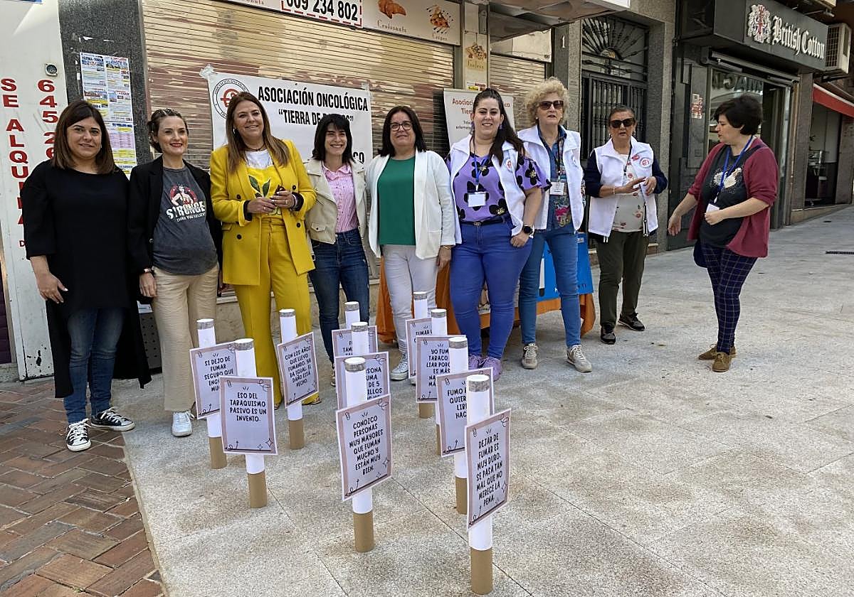 Personas de la asociación junto a concejalas y una técnica.