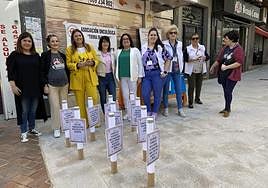 Personas de la asociación junto a concejalas y una técnica.