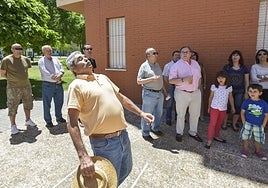 Concurso de lanzamiento de huesos de aceituna en la edición de 2014.