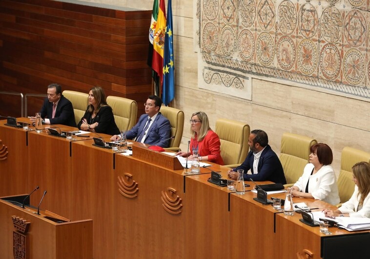 PP y Vox perderán la Asamblea de Extremadura si no aceleran su acuerdo de gobierno