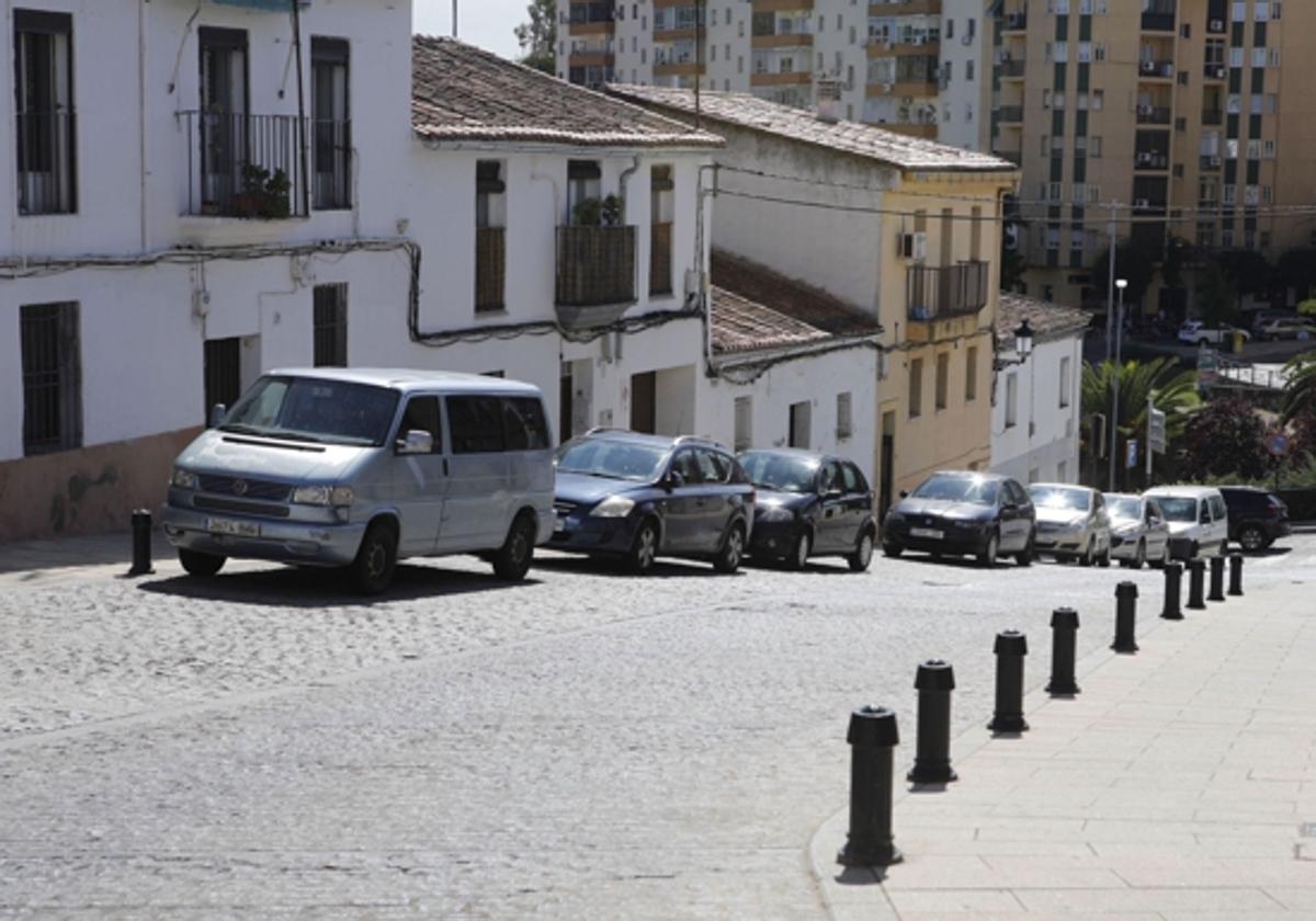 Vehículos estacionados en la calle San Ildefonso, una de las que estarán restringidas al tráfico.