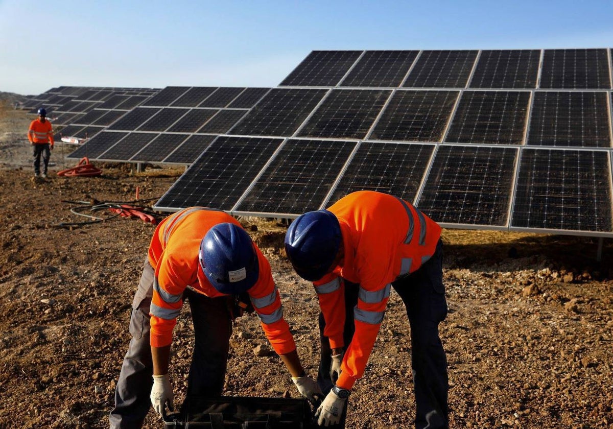 Trabajos de construcción de la planta de Iberdrola en Usagre y Hinojosa del Valle.