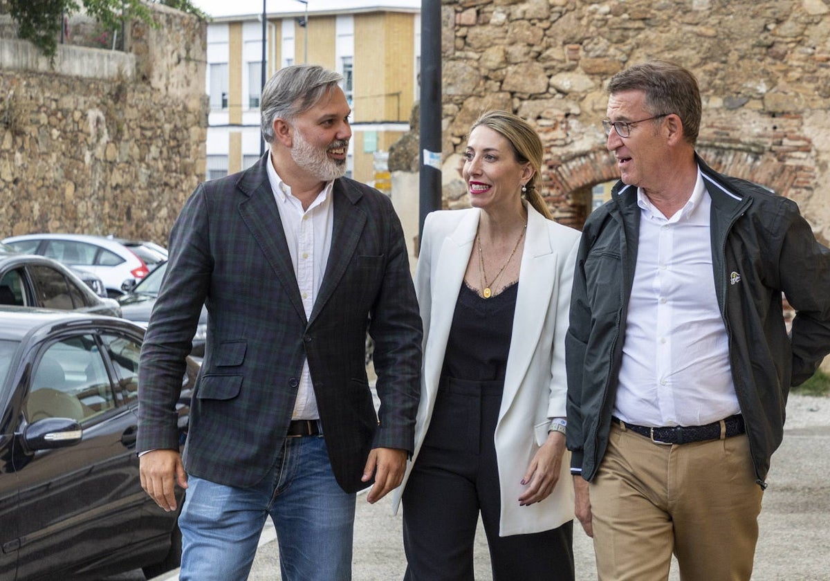 María Guardiola y Núñez Feijóo junto a Fernando Pizarro, alcalde de Plasencia, en un acto de campaña.