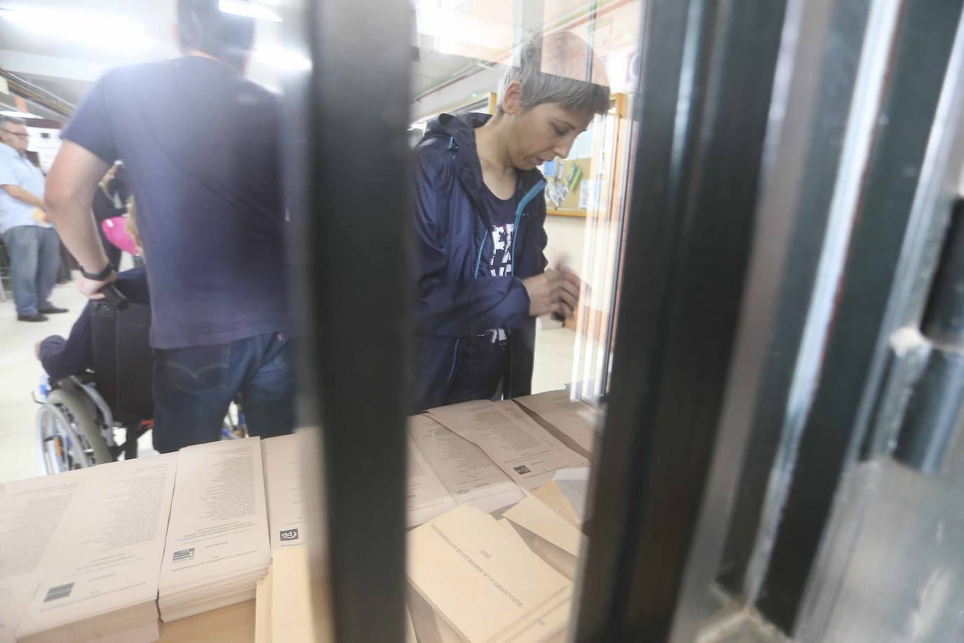 Una persona en un colegio electoral el pasado domingo.