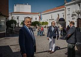 Ángel Pelayo Gordillo, candidato de Vox, a las puertas de la Asamblea de Extremadura.