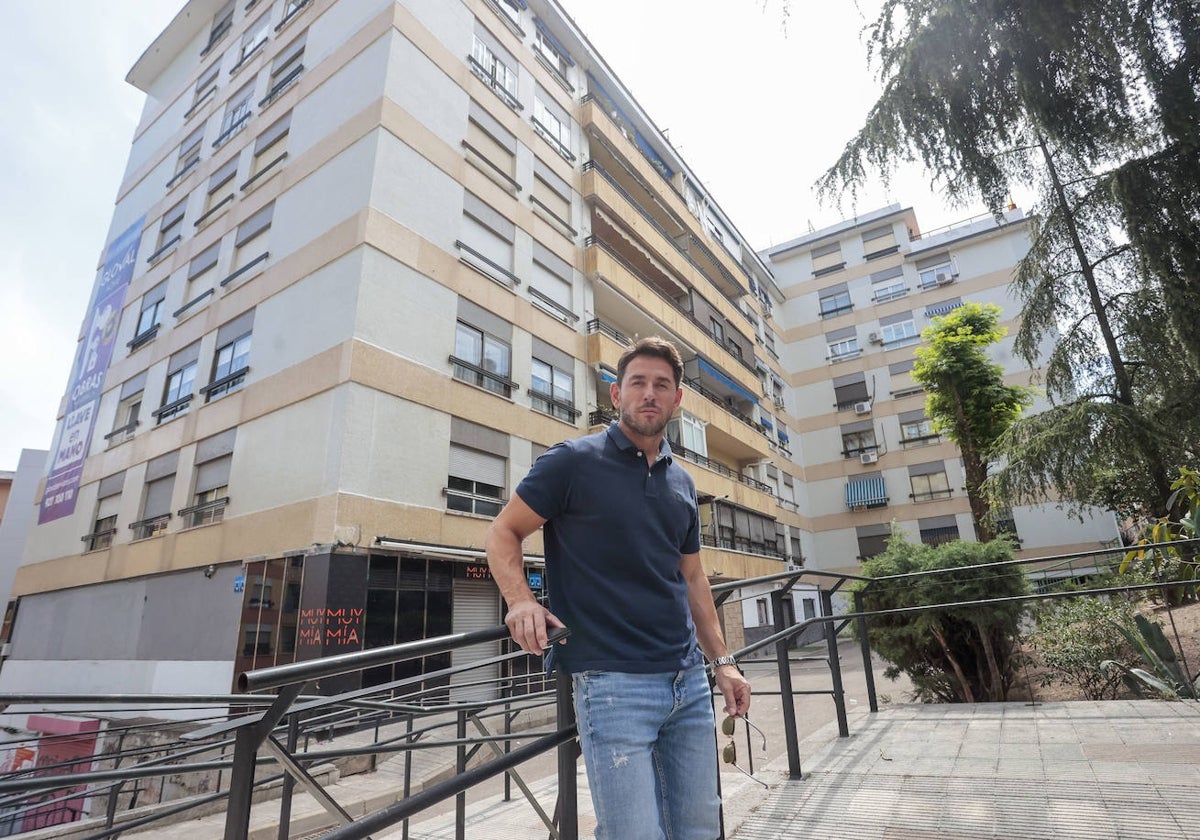 José Mostazo junto al edificio en el que tuvo La Martina, en la calle Doctor Fléming.