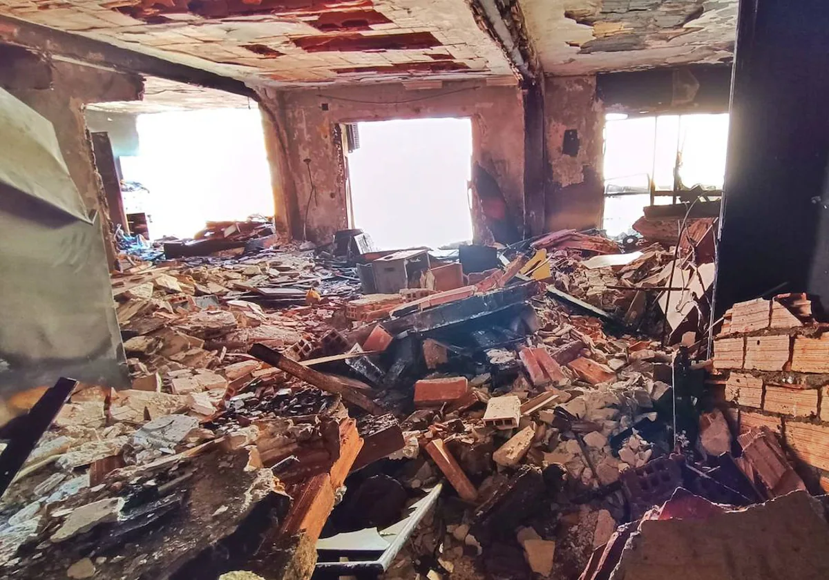 Interior de la vivienda en la que se produjo la explosión de gas en Badajoz, sin la pared medianera.