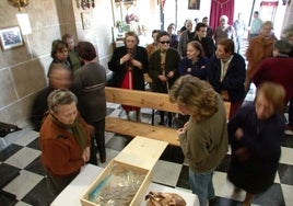 Vecinos de Membrío viendo los restos en la ermita de San Bernabé antes de ser introducidos en un nicho.