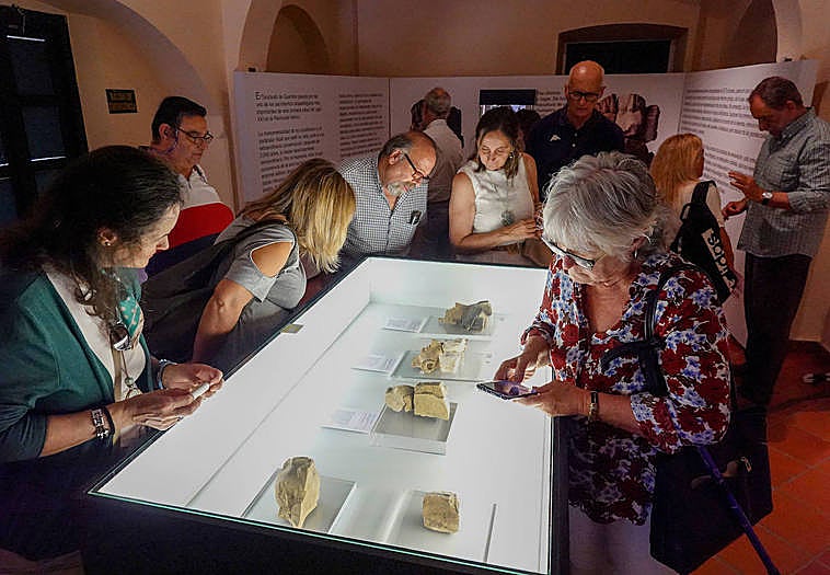 Gran afluencia de personas en la sala de la exposición.