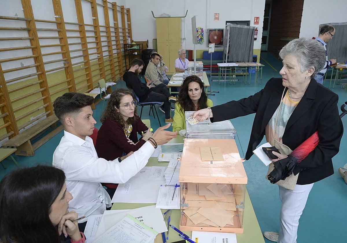 Votantes en una mesa de Badajoz en la jornada electoral del 28 de mayo.