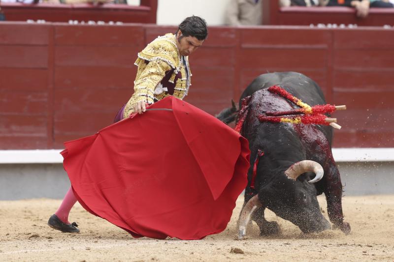 El diestro Morante de la Puebla durante el vigésimo primer festejo taurino de la Feria San Isidro.