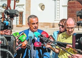 Pelayo Gordillo, candidato de Vox, en la puerta de la Asamblea.