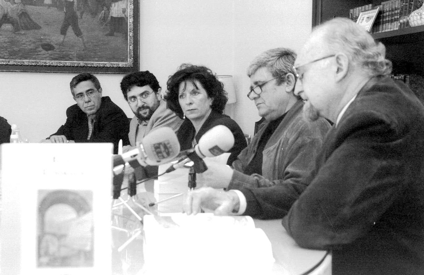 Cicón Ediciones ha publicado en facsímil la ‘Revista de Extremadura’. En la imagen, presentación en el año 2005 del tomo VI, en el que están los números publicados en el año 1904.