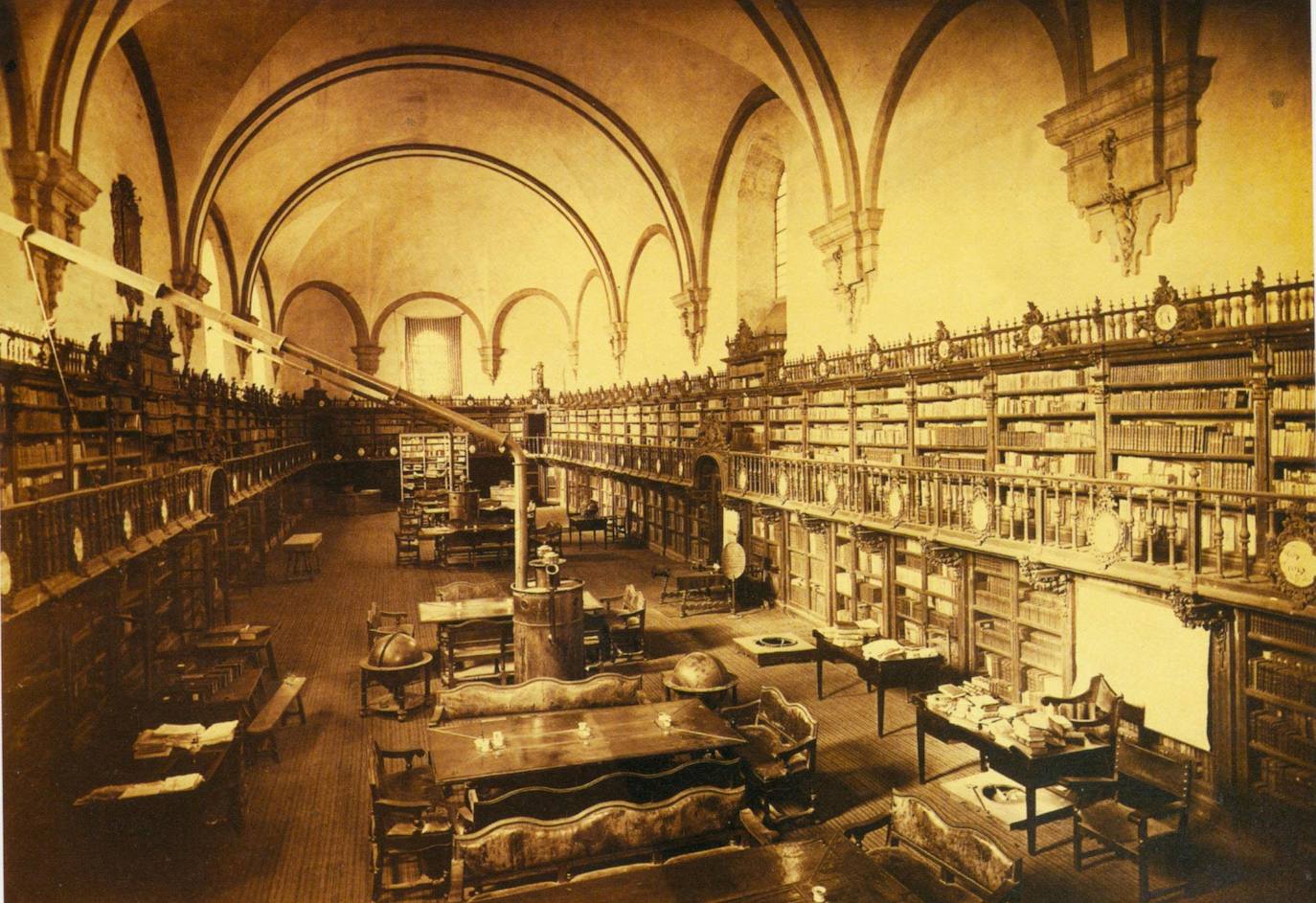 Biblioteca de la Universidad de Salamanca en 1859. Aquí trabajó Castillo antes de obtener la plaza en el instituto de Cáceres en donde estuvo 22 años. (Foto HOY)