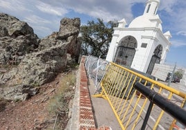 Aspecto del muro dañado del mirador de La Montaña, este domingo.