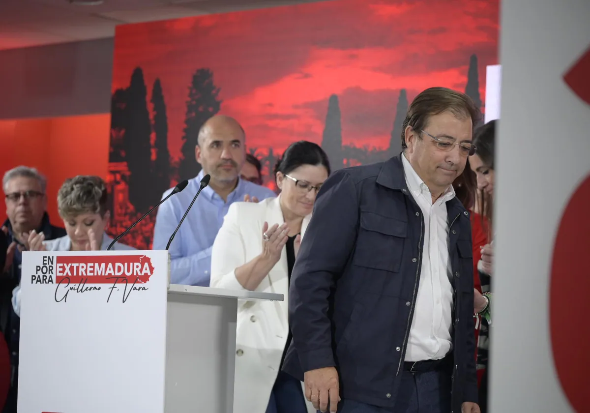 Fernández Vara tras intervenir la noche electoral en la sede regional del PSOE.