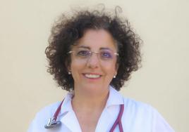 La doctora Carmen Alegría en el exterior del centro de Salud.