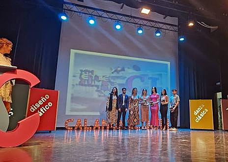 Imagen secundaria 1 - Arriba, grupo de danza. Debajo, varios premiados y la alcaldesa de Calamonte, Magdalena Carmona, durante su intervención.