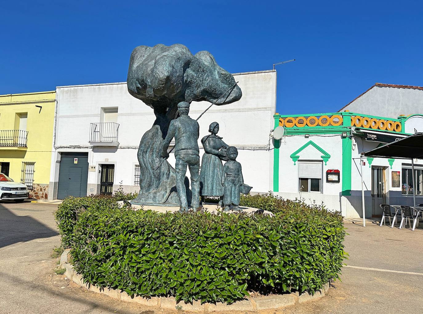 Monumento al aceitunero en La Nava de Santiago.