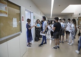 Alumnos entrando en uno de los exámenes de la EBAU el año pasado en Cáceres.