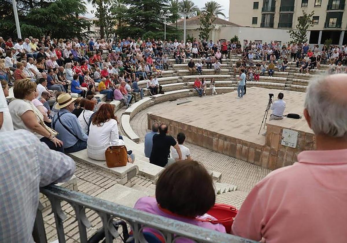 Unas 300 personas participaron el lunes en una primera asamblea en Don Benito para apoyar la unión con Villanueva de la Serena.