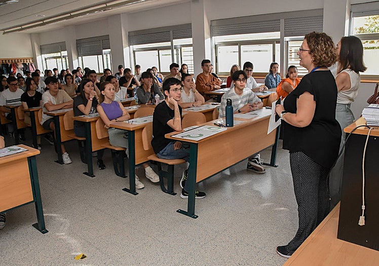 Estudiantes justo antes de empezar el examen de Lengua y Literatura en Badajoz.