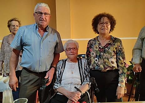 Imagen secundaria 1 - Cecilia junto a su hijo y su hija.