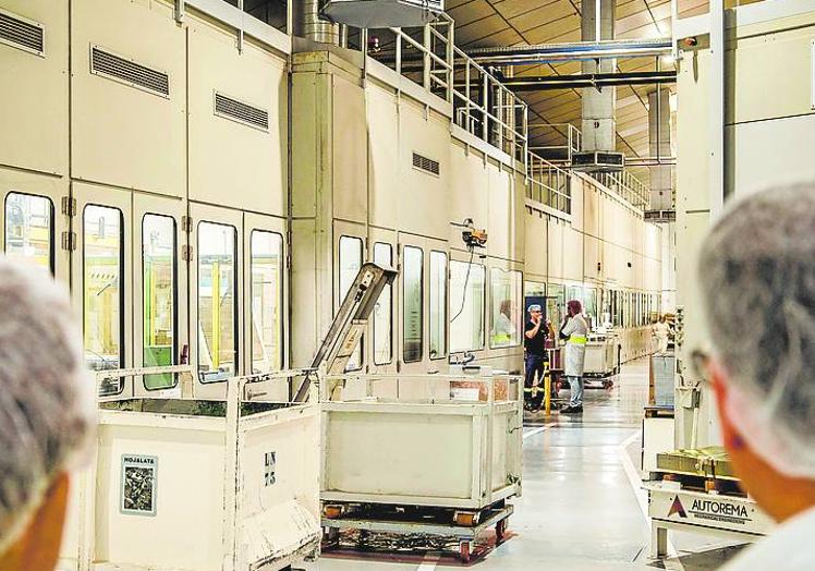 Línea de producción de latas en la nave principal.