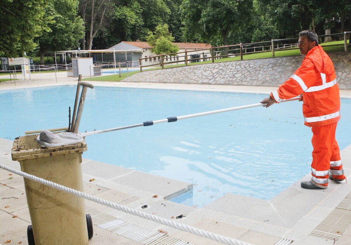 Trabajos de puesta a punto, este miércoles, en la piscina del Parque del Príncipe, que abre sus puertas el próximo 16 de junio.