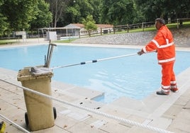 Trabajos de puesta a punto, este miércoles, en la piscina del Parque del Príncipe, que abre sus puertas el próximo 16 de junio.