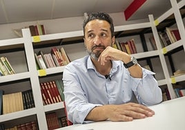 Ricardo Cabezas, durante la entrevista con HOY en la biblioteca de la sede del PSOE, en la ronda del Pilar.