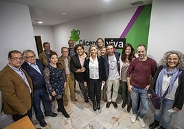 Dirigentes y candidatos de Cáceres Viva, la formación con más apoyo entre los partidos minoritarios.
