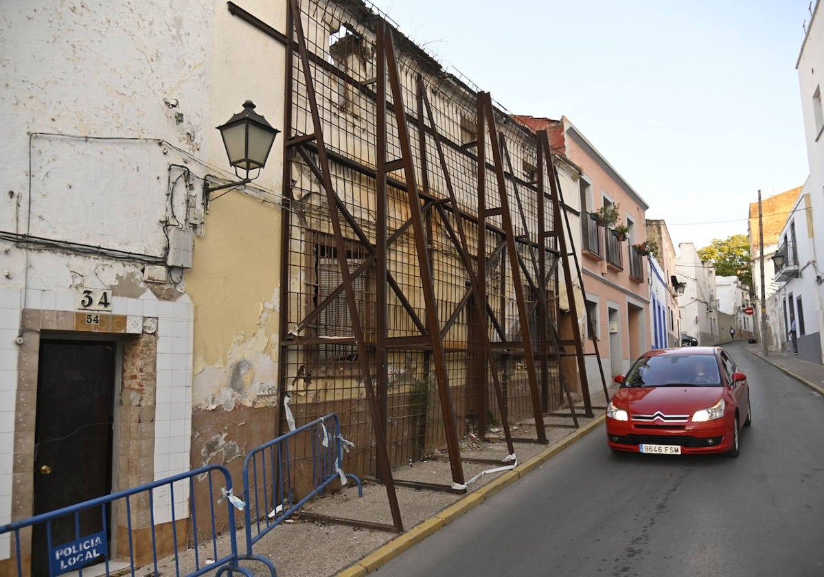 Vivienda apuntalada en la calle Luis de Morales, que el Ayuntamiento desprotegió para derribarla.