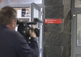 Entrada a la sala de vistas de la Audiencia Provincial de Cáceres.
