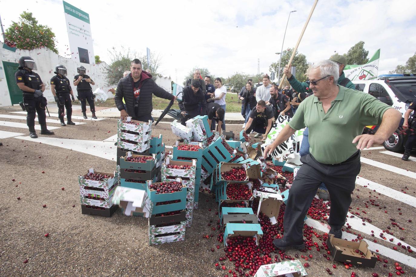 Concentración de los productores de cerezas frente a la Consejería de Agricultura