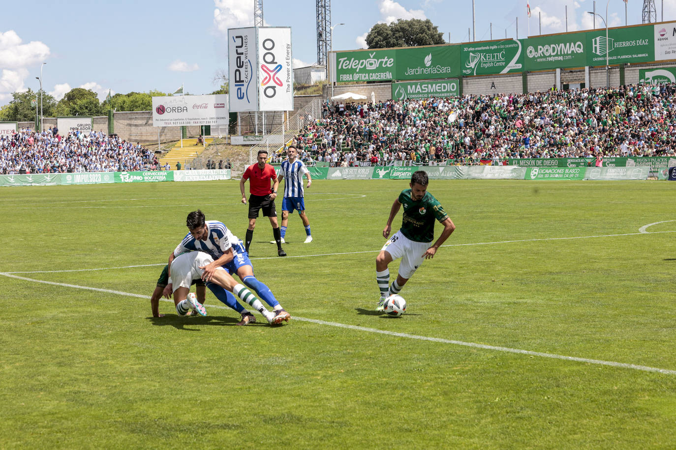 Samu Manchón, dentro del área rival en el partido de ida.