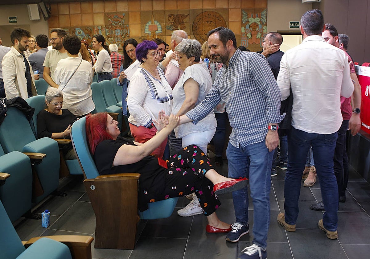 Begoña García Bernal saluda a César Ramos, números uno y dos al Congreso por Cáceres.