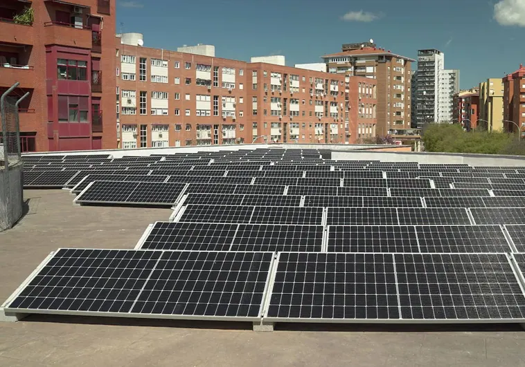 Placas solares en el colegio Giner de los Ríos de Cáceres.