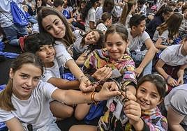 Algunos estudiantes que han participado en el acto enseñan la llave de la ciudad
