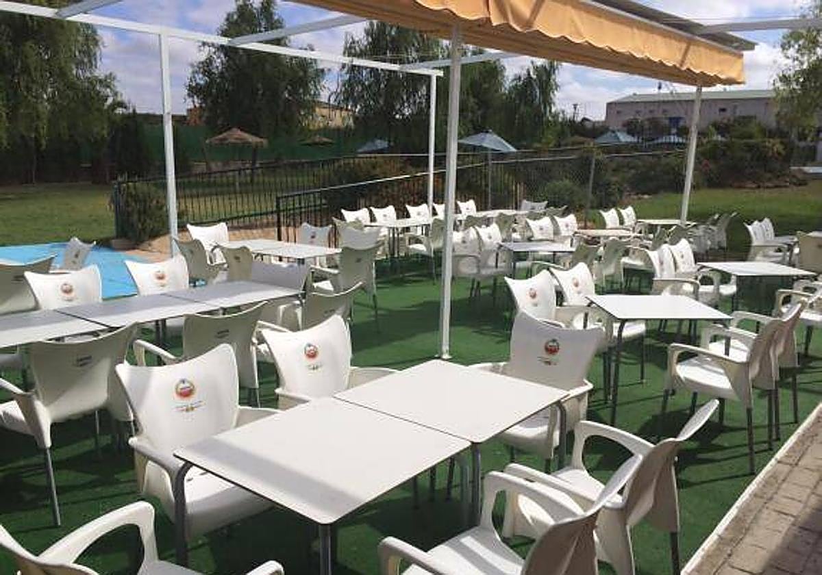 Imagen de archivo. Instalaciones del bar de la piscina.