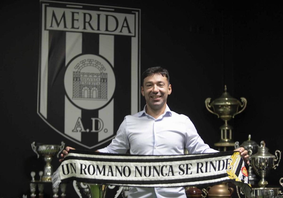 Rai posando con los trofeos de su nuevo equipo en la Sala VIP del Romano.