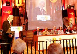 El sociólogo francés Alain Touraine, director del instituto de estudios superiores de París, interviene en la entrega del premio 'Carlos V'