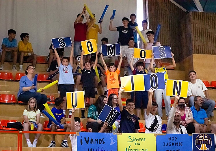 El equipo de Don Benito y Villanueva celebra el campeonato y el ascenso a liga EBA.
