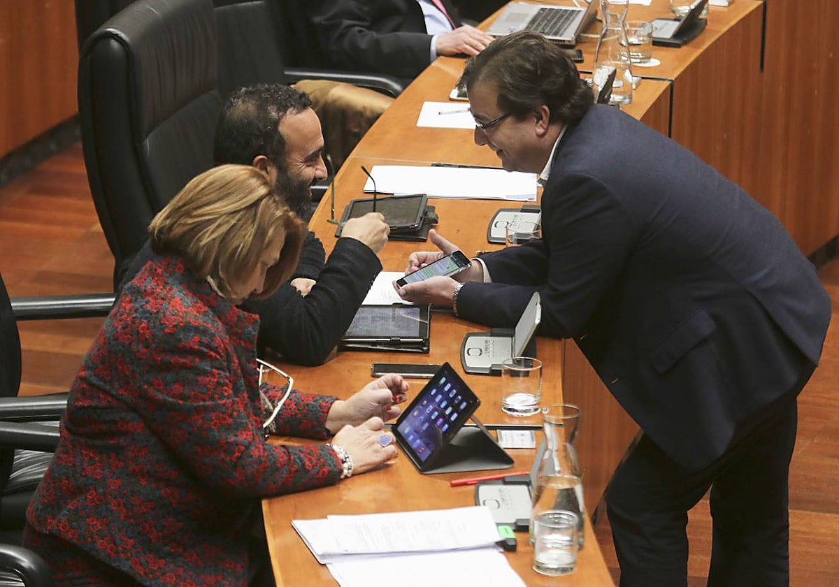 Miguel Ángel Morales con Fernández Vara en un pleno en la Asamblea.