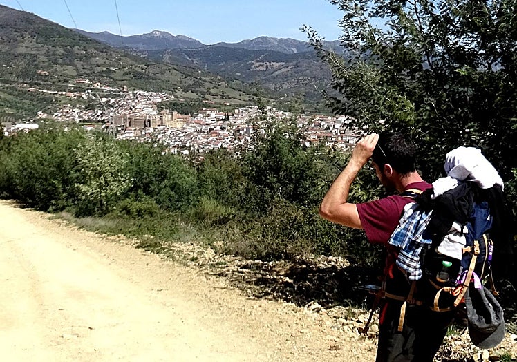 Peregrino llegando a Guadalupe por el Camino de los Descubridores que empieza en Cáceres.