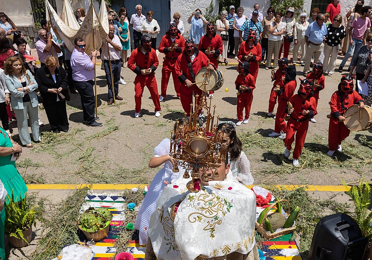 Procesión del Corpus en Helechosa de los Montes con los Diablucos danzando.