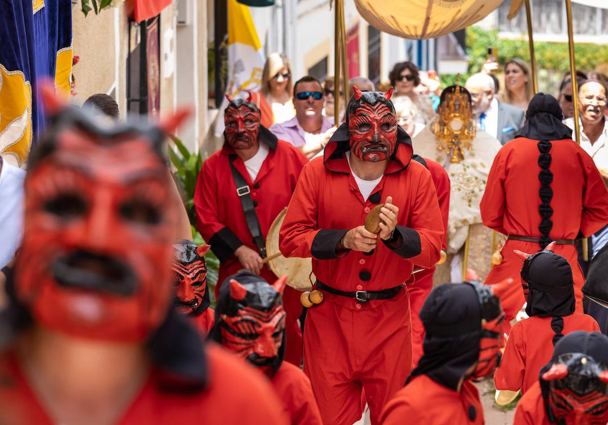 Los Diablucos danzan en el Corpus de Helechosa de los Montes